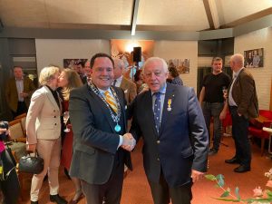 Jean met burgemeester Roderick van de Mortel